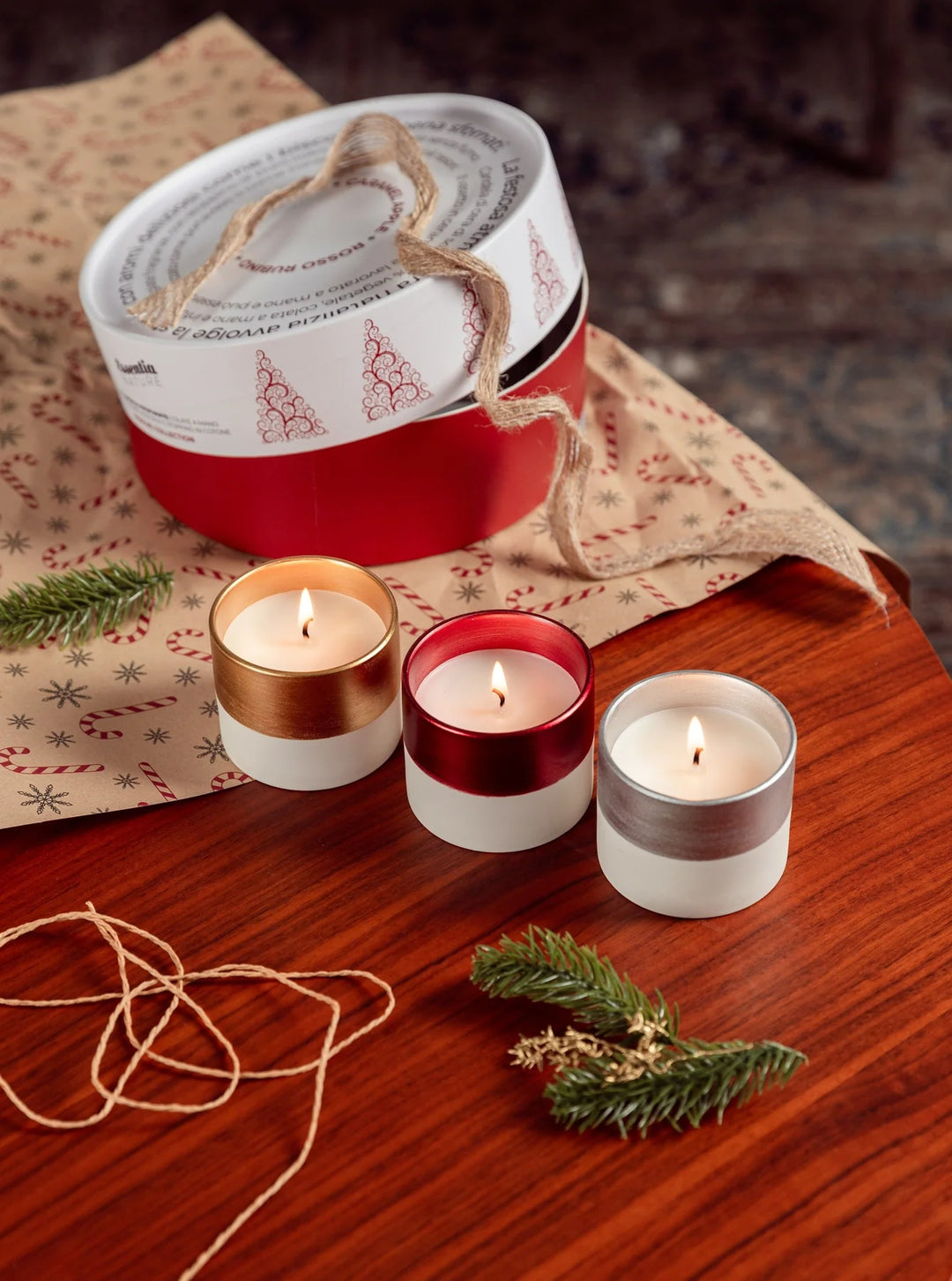 Rubinrote Weihnachtsduftkerze – Essentia Switzerland